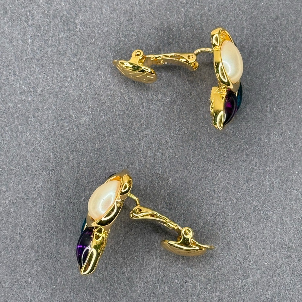 Vintage Trifari Clip-On Earrings 80s Gold Tone Faux Pearl Jewel Tone Enamel - Picture 5 of 8